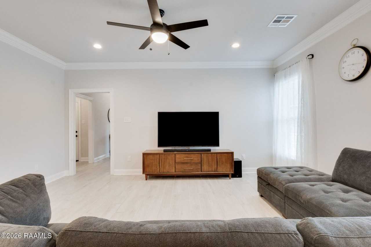 106 Virtuous St - Photo 5 of 21