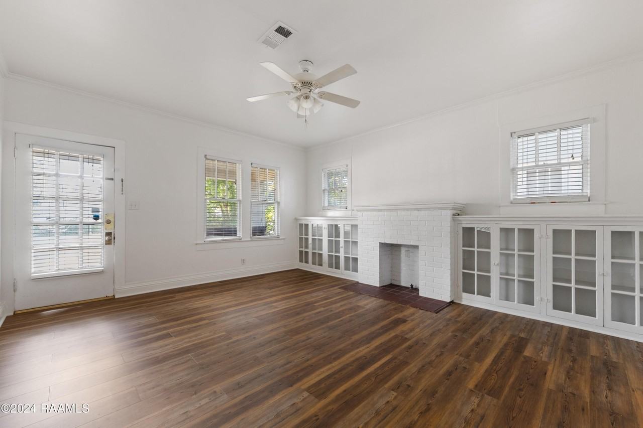 302 Versailles Blvd - Photo 3 of 21