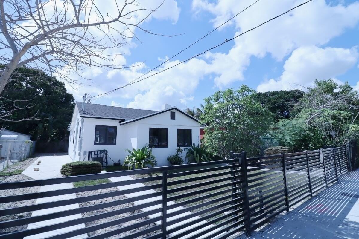 3040 Nw 13th Ave - Photo 2 of 16