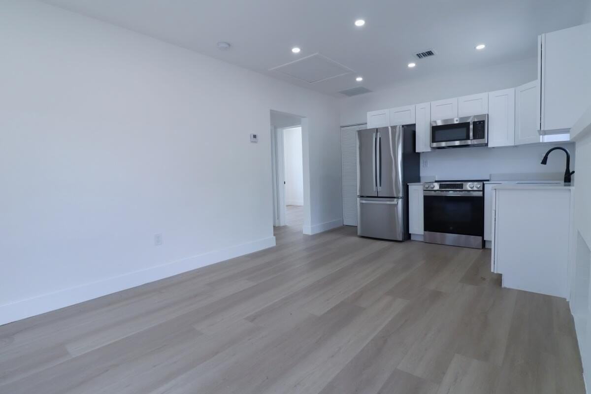 3040 Nw 13th Ave - Photo 3 of 16