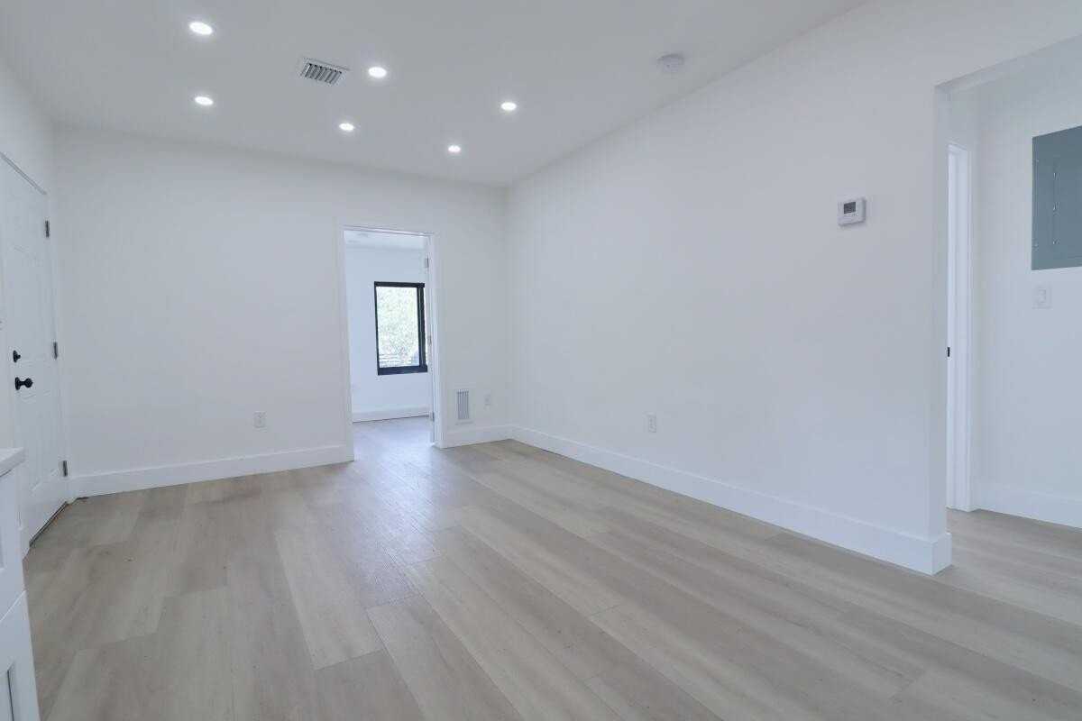 3040 Nw 13th Ave - Photo 6 of 16