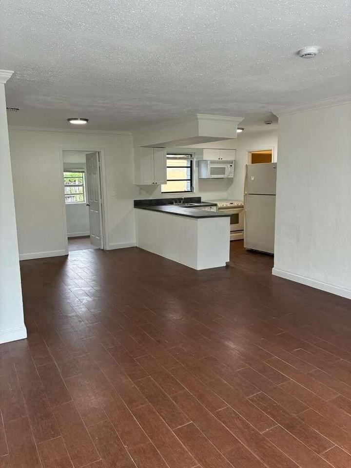 1741 Nw 27th Ave - Photo 5 of 21