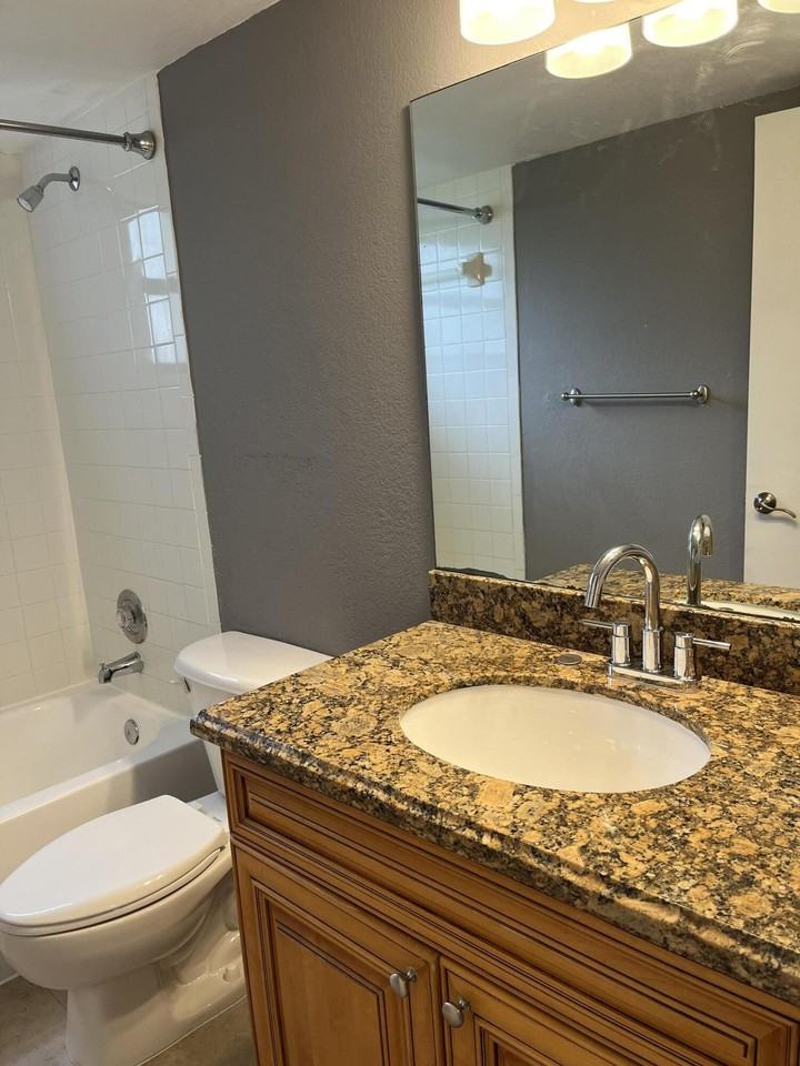 1445 Lake Crystal Dr #B - Photo 4 of 4