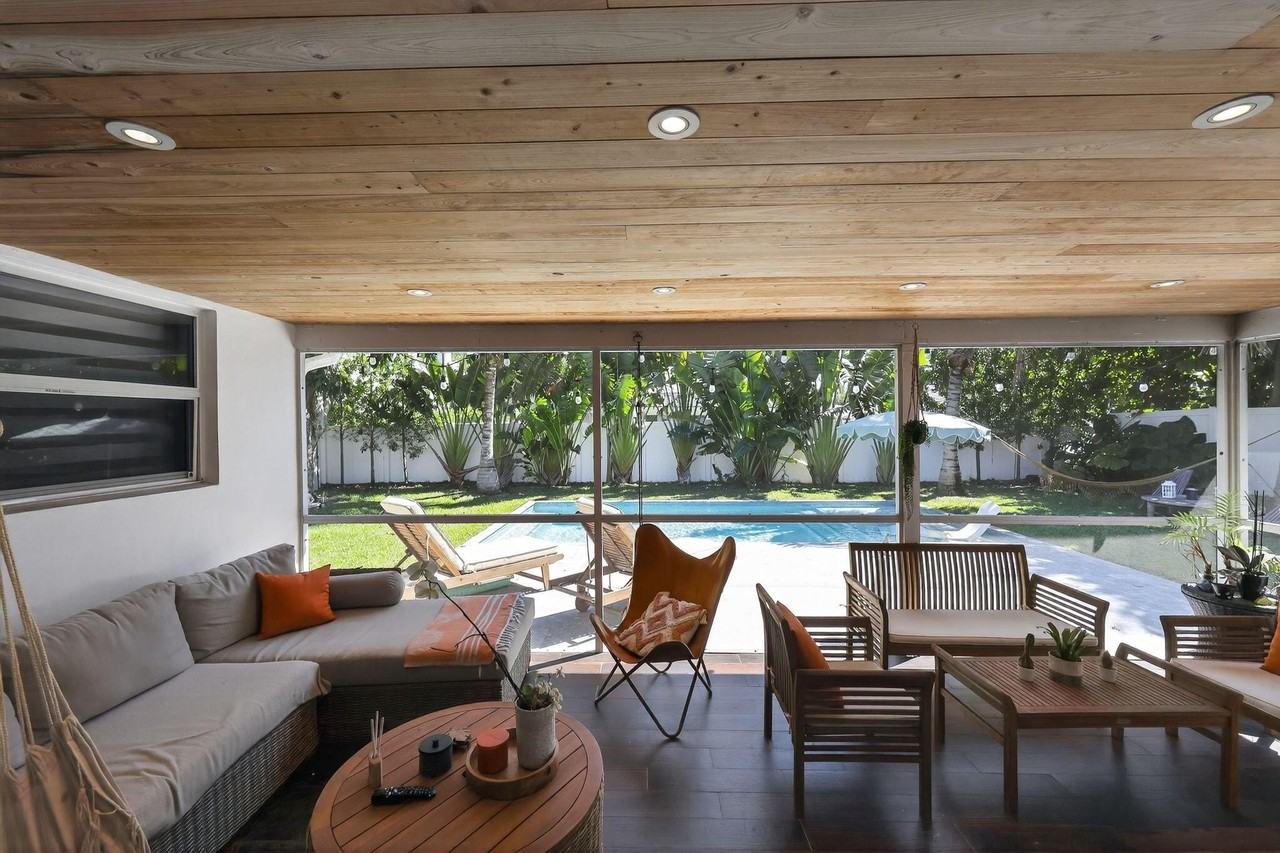 976 Sw 11th St - Photo 2 of 29