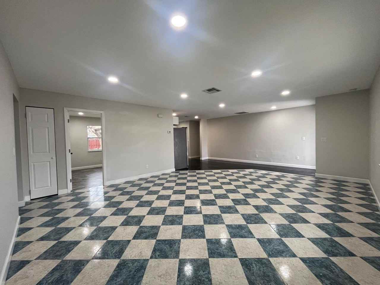 838 Se Proctor Ln - Photo 3 of 23