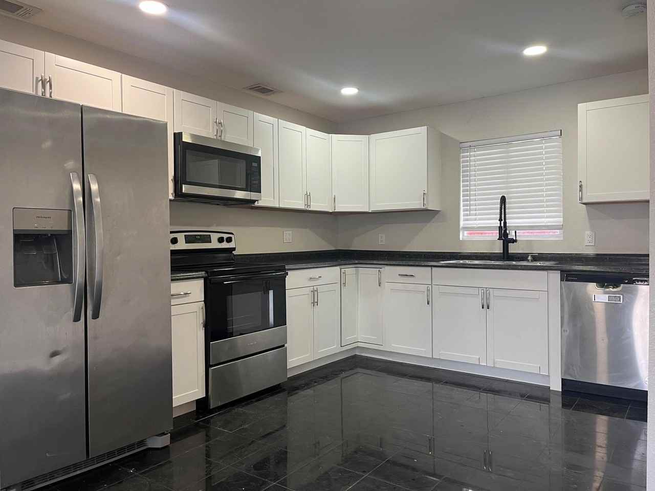 838 Se Proctor Ln - Photo 7 of 23