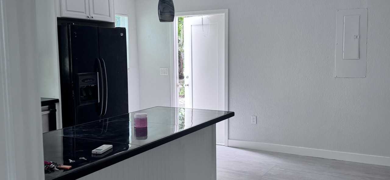 731 46th St - Photo 3 of 13