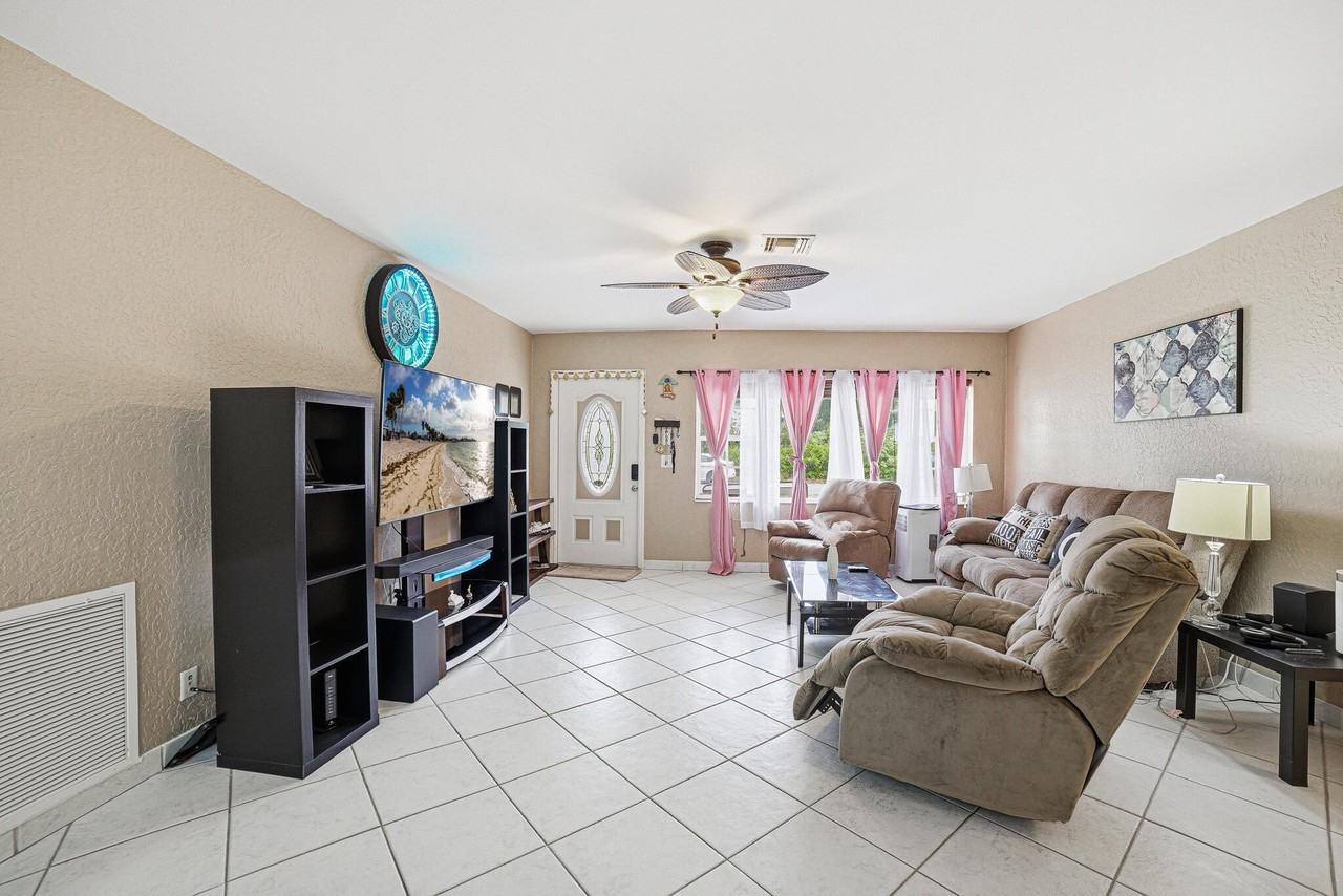 564 Nw 55th St - Photo 5 of 26