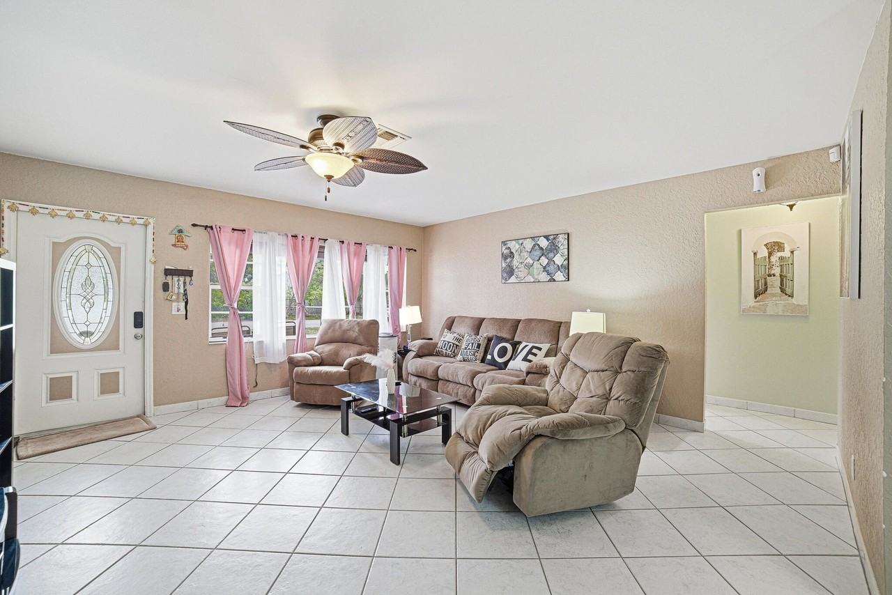 564 Nw 55th St - Photo 6 of 26