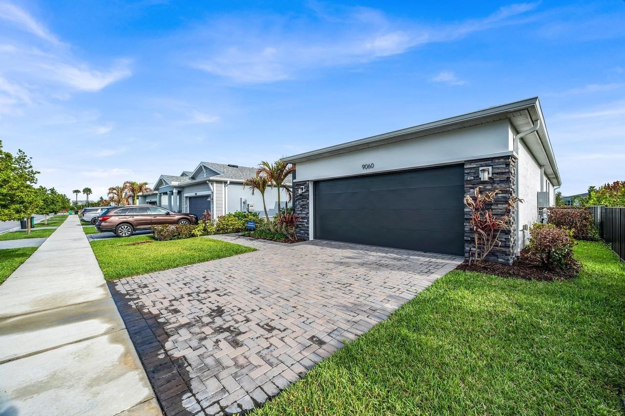 9060 Sw Remy Ln - Photo 5 of 33