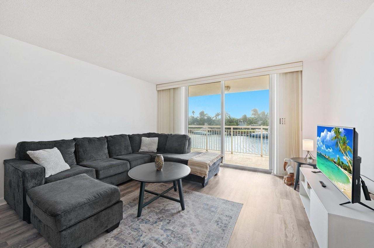 1050 Hillsboro Mile #203W - Photo 7 of 30