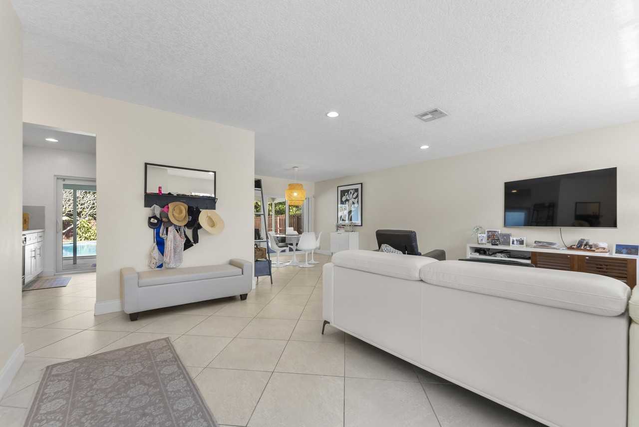 401 Ne 10th Ter - Photo 7 of 46