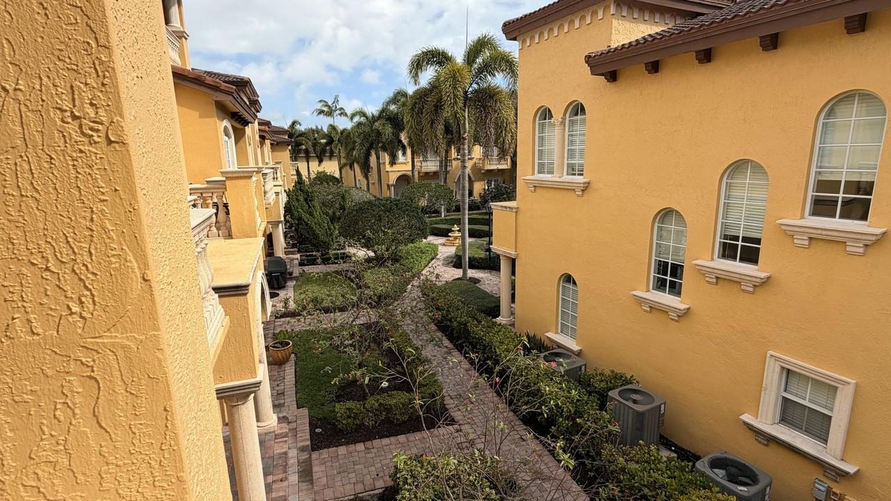 210 Ne 69th Cir - Photo 4 of 37
