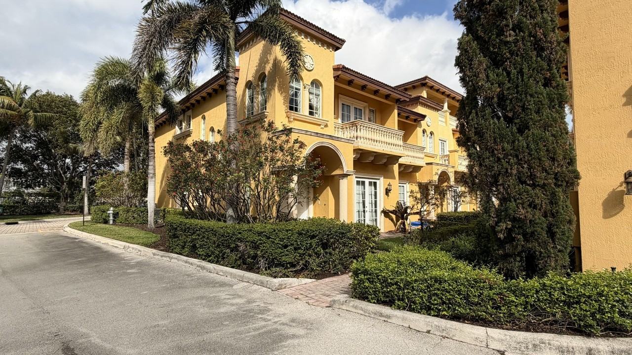 210 Ne 69th Cir - Photo 5 of 37