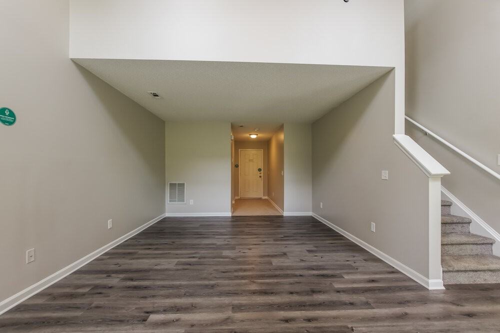 555 River View Dr - Photo 4 of 17