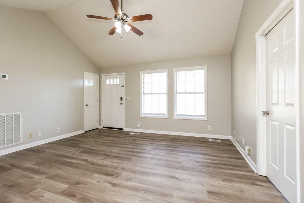 121 Lee Ct - Photo 4 of 17