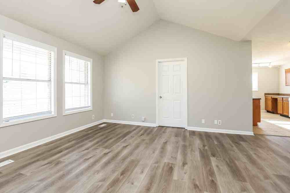 121 Lee Ct - Photo 5 of 17