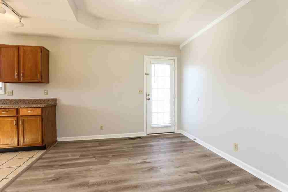 121 Lee Ct - Photo 6 of 17