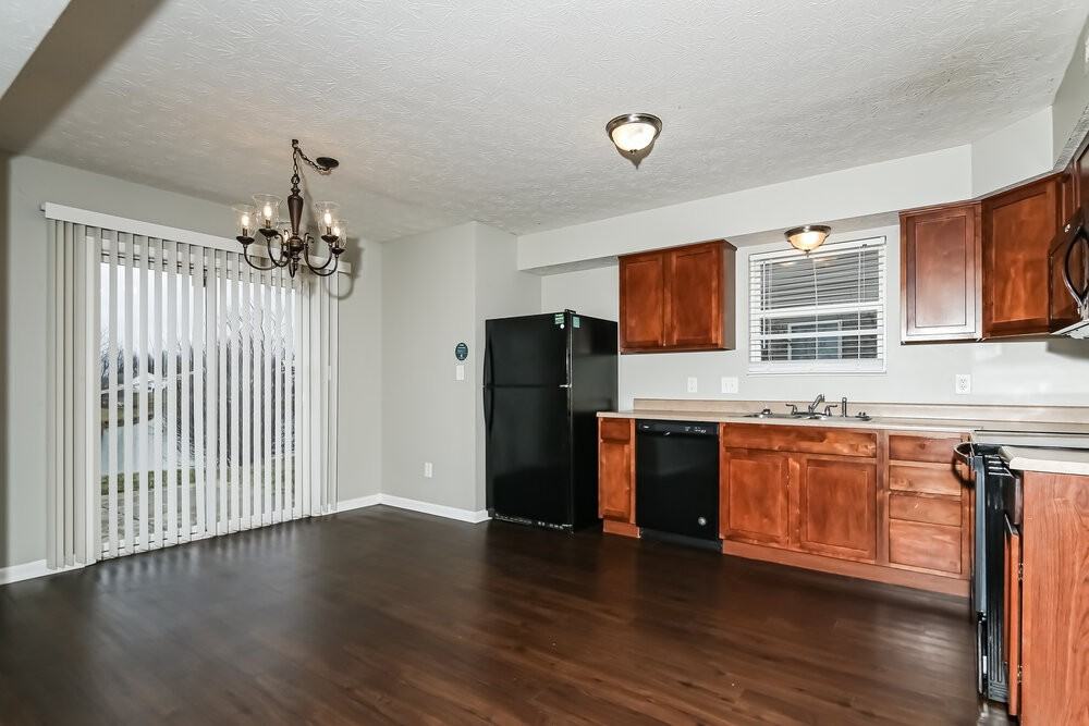 1396 Pencross Ln - Photo 5 of 17