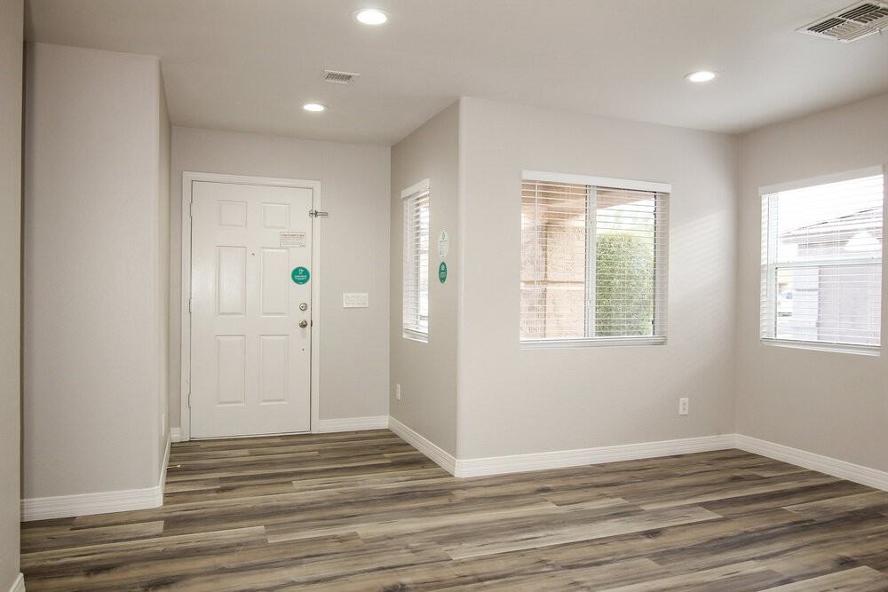 11578 W Mountain View Rd - Photo 4 of 17