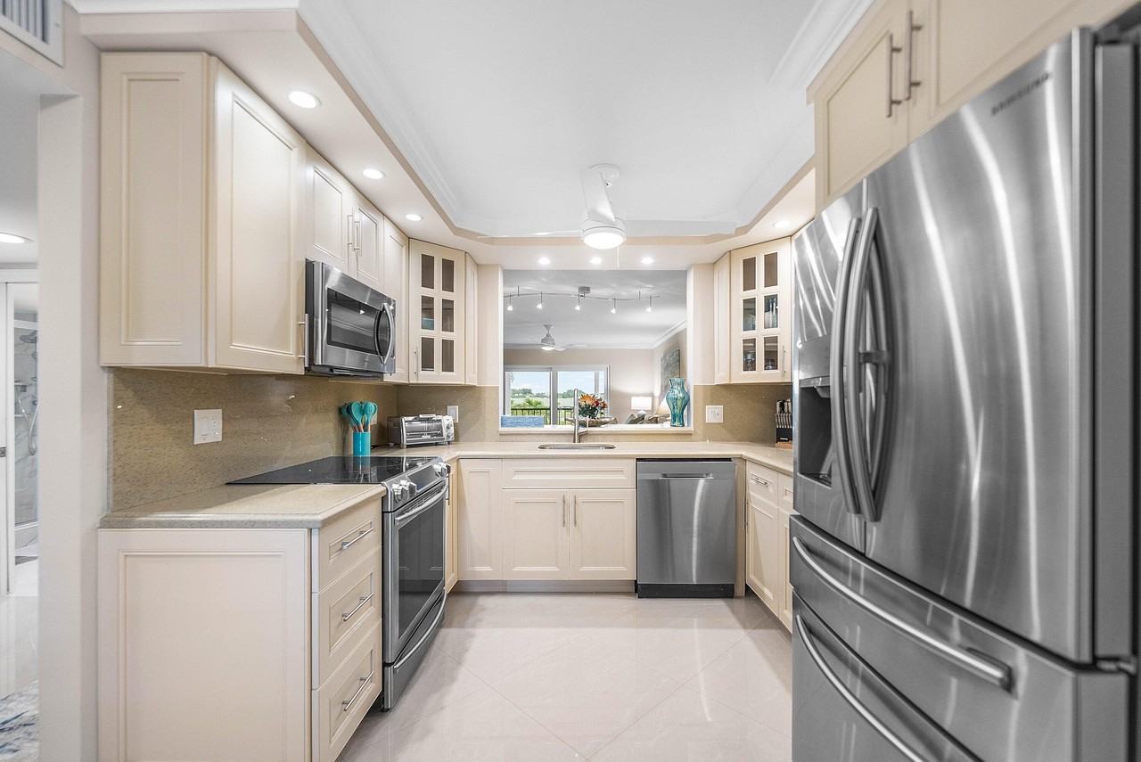 7286 Huntington Ln Apt 301 - Photo 2 of 27