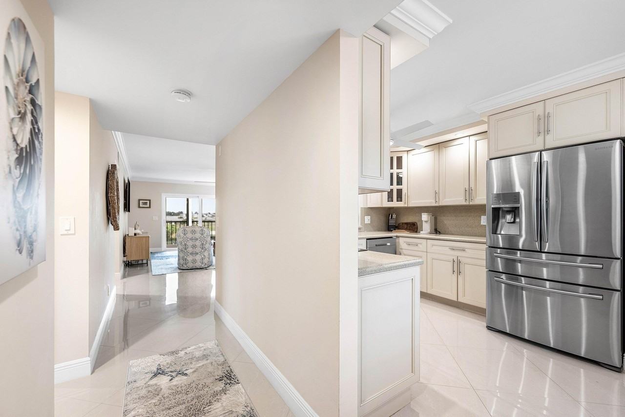 7286 Huntington Ln Apt 301 - Photo 4 of 27