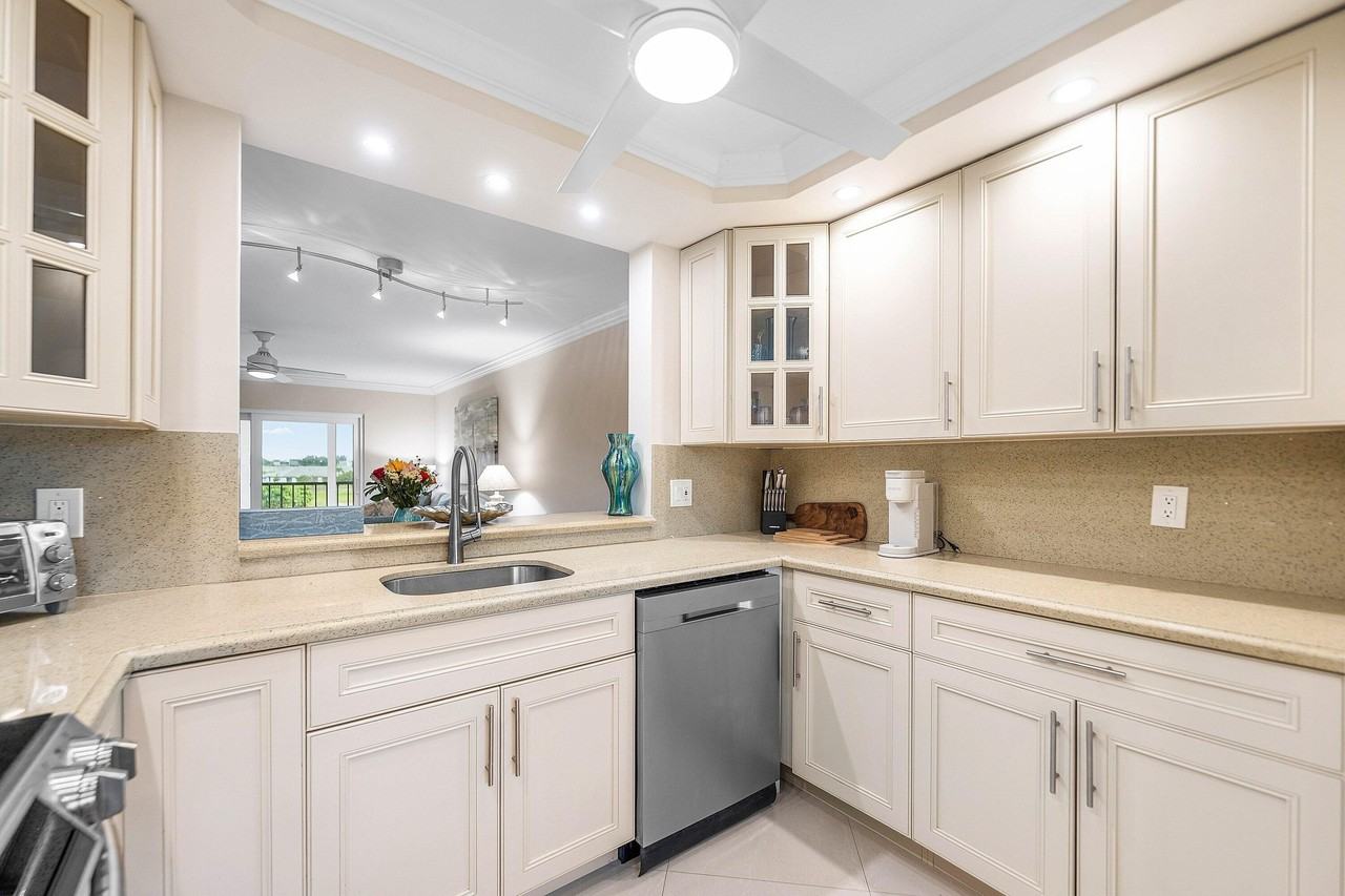 7286 Huntington Ln Apt 301 - Photo 7 of 27