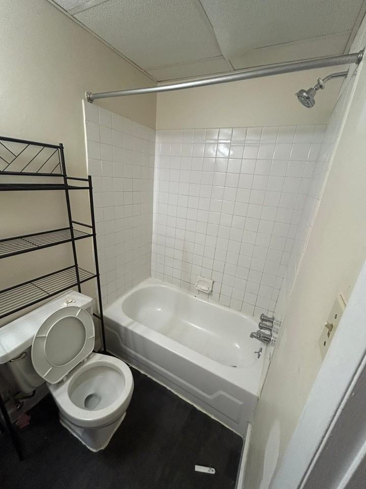 718 E Chester Pike - Photo 4 of 8