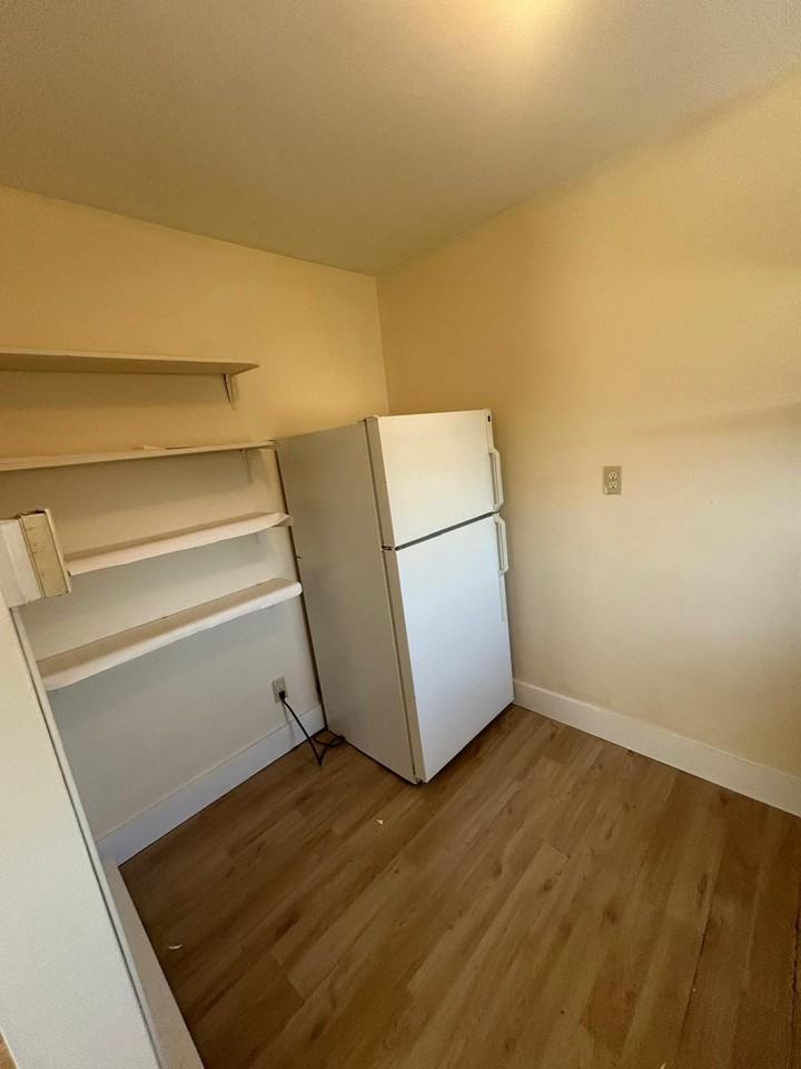 718 E Chester Pike - Photo 6 of 8