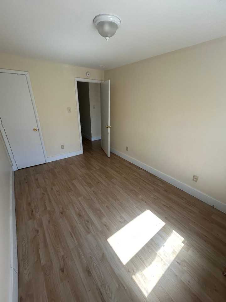 718 E Chester Pike - Photo 5 of 8