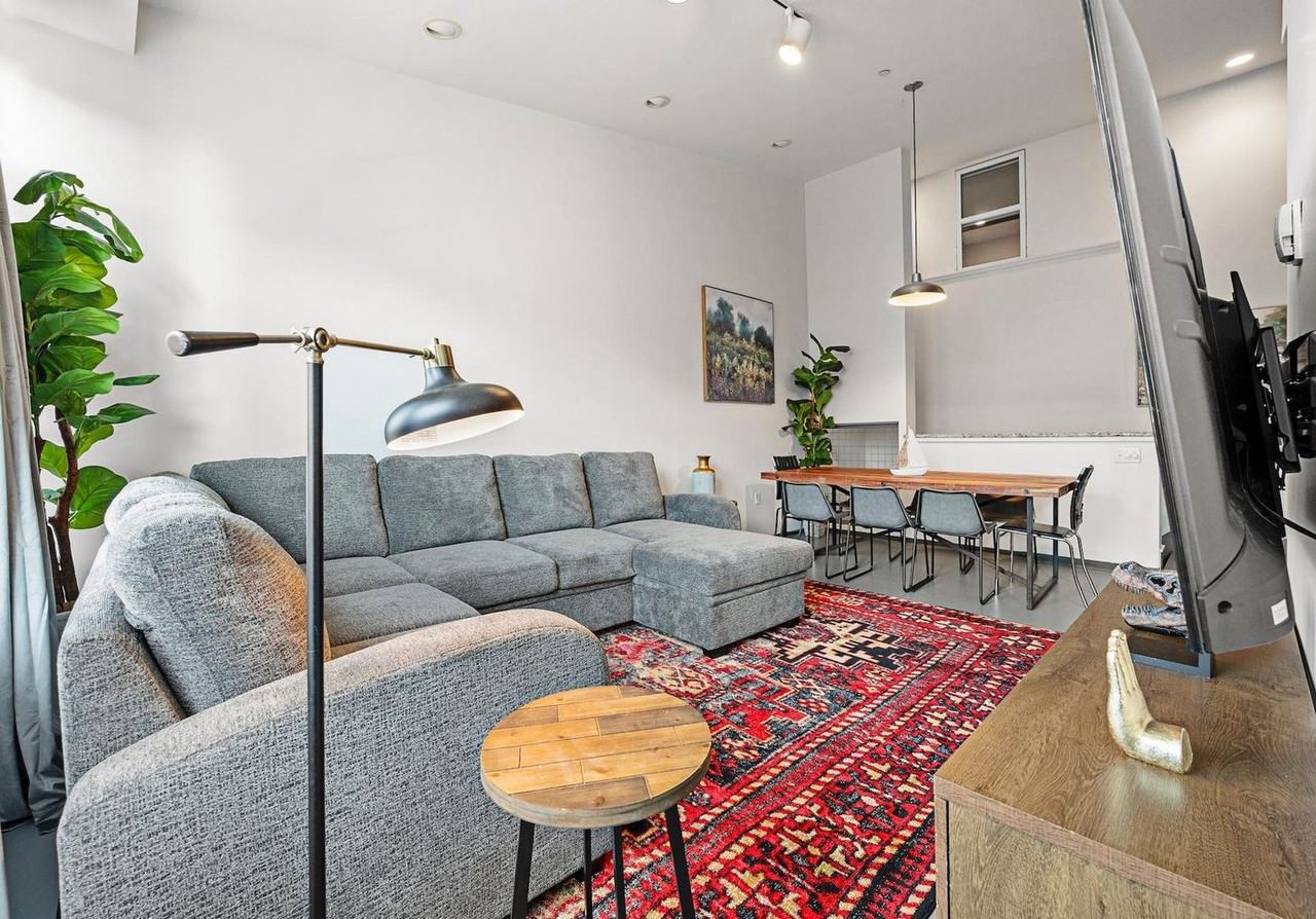 160 E Berkeley St #1343273P - Photo 3 of 30