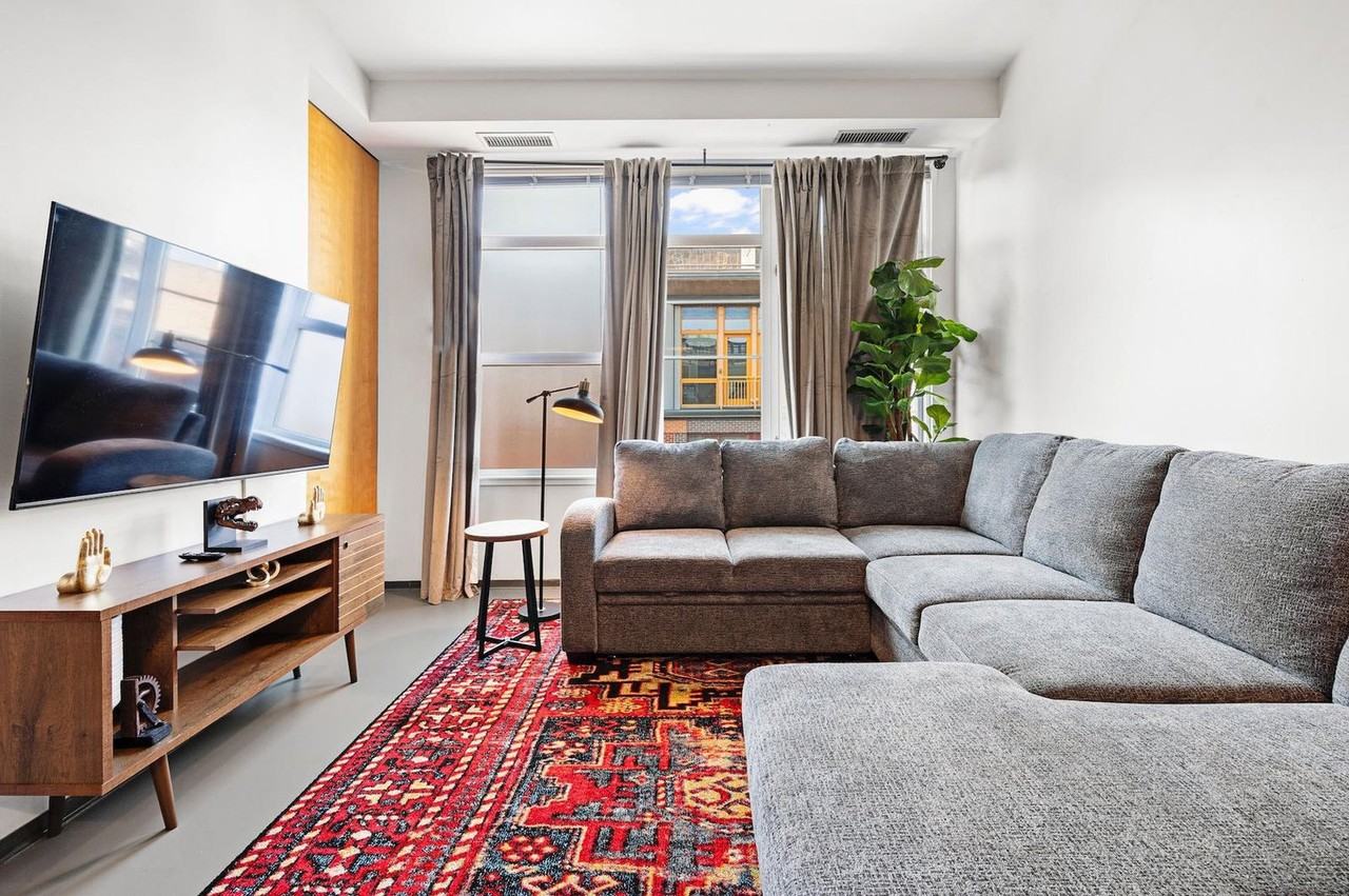 160 East Berkeley Street - Photo 4 of 30