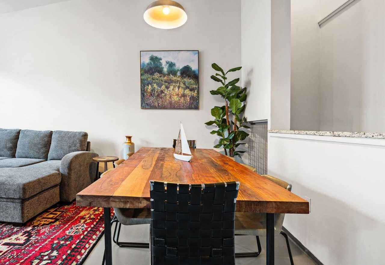 160 East Berkeley Street - Photo 6 of 30