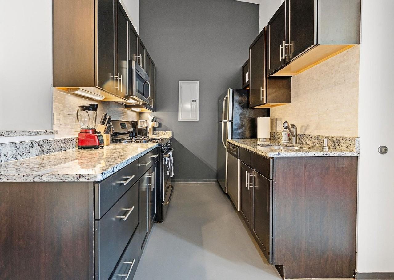 160 East Berkeley Street - Photo 7 of 30