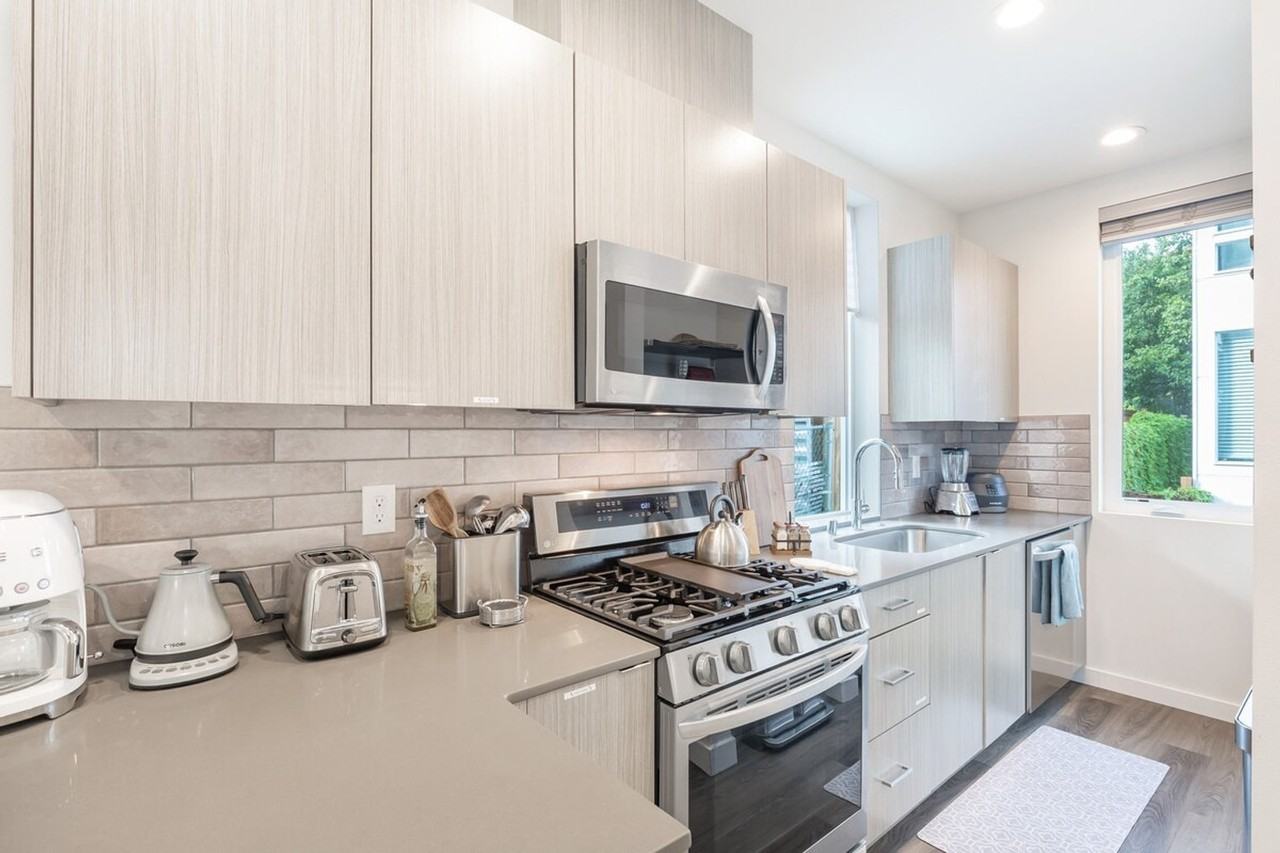 9413 Roosevelt Way Ne #1035915P - Photo 4 of 38