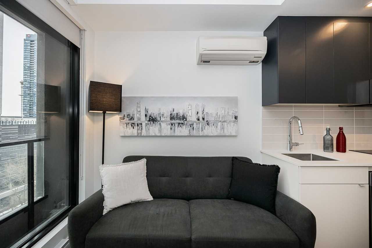 1055 Rue De La Montagne #1262043P - Photo 2 of 37