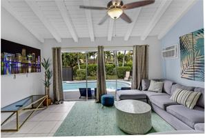 featured image of 425 Ne 105th St