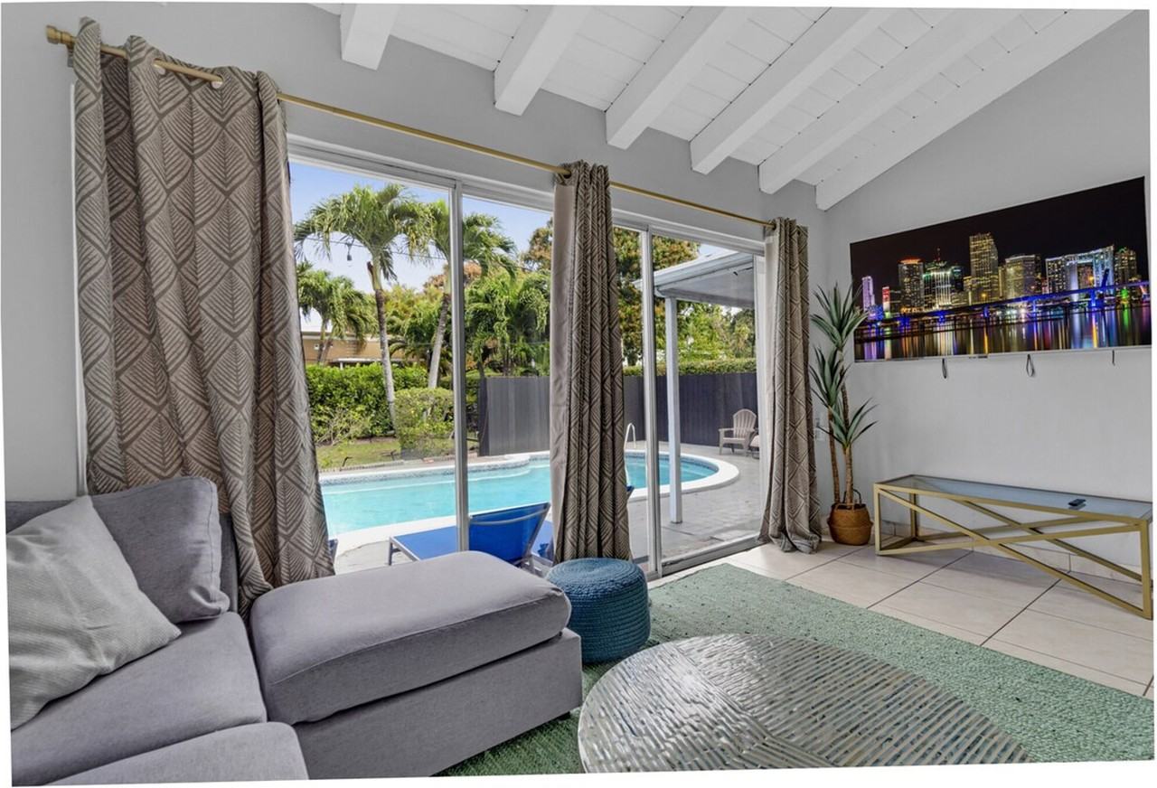 425 Ne 105th St #1439294P - Photo 2 of 32