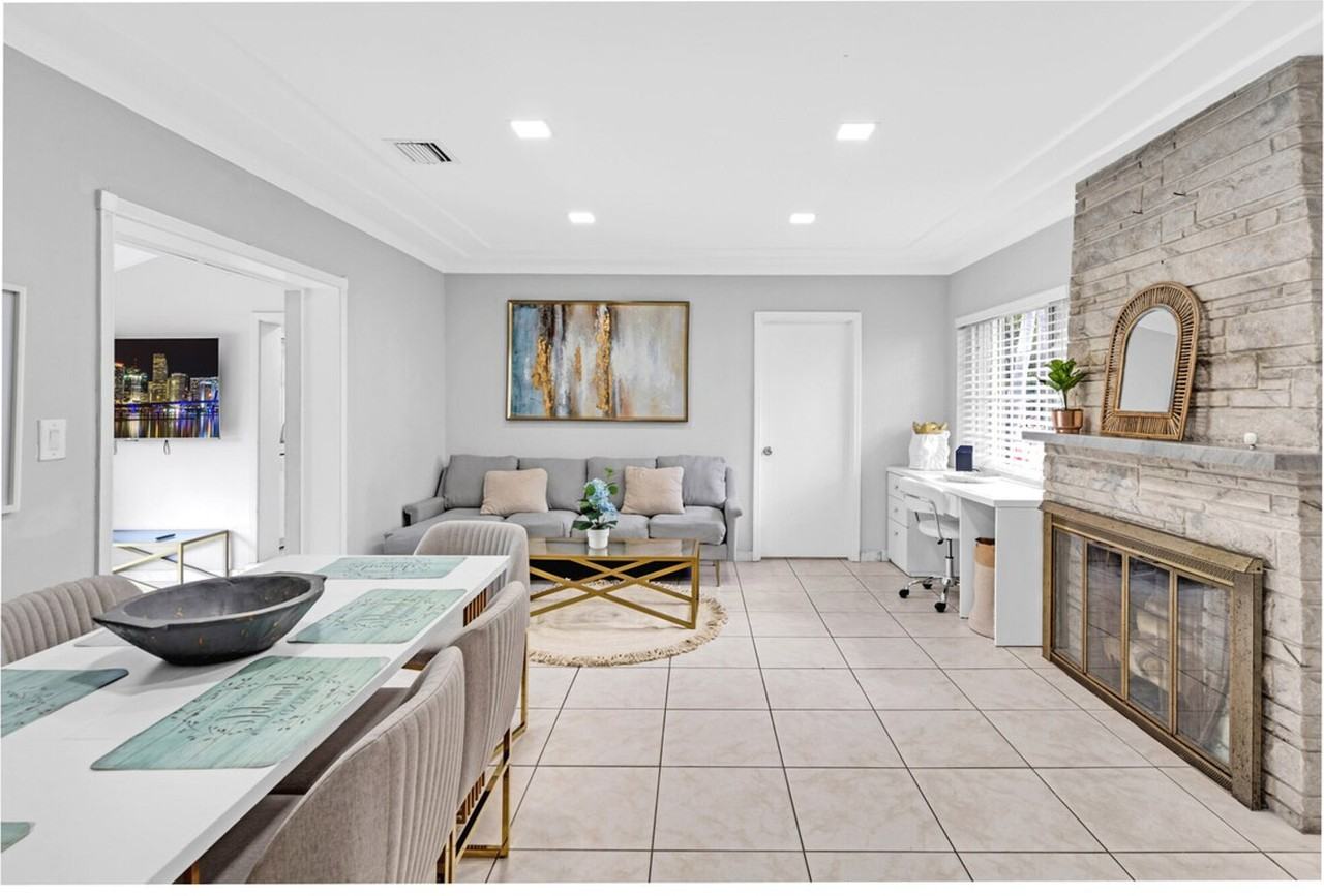 425 Ne 105th St #1439294P - Photo 4 of 32