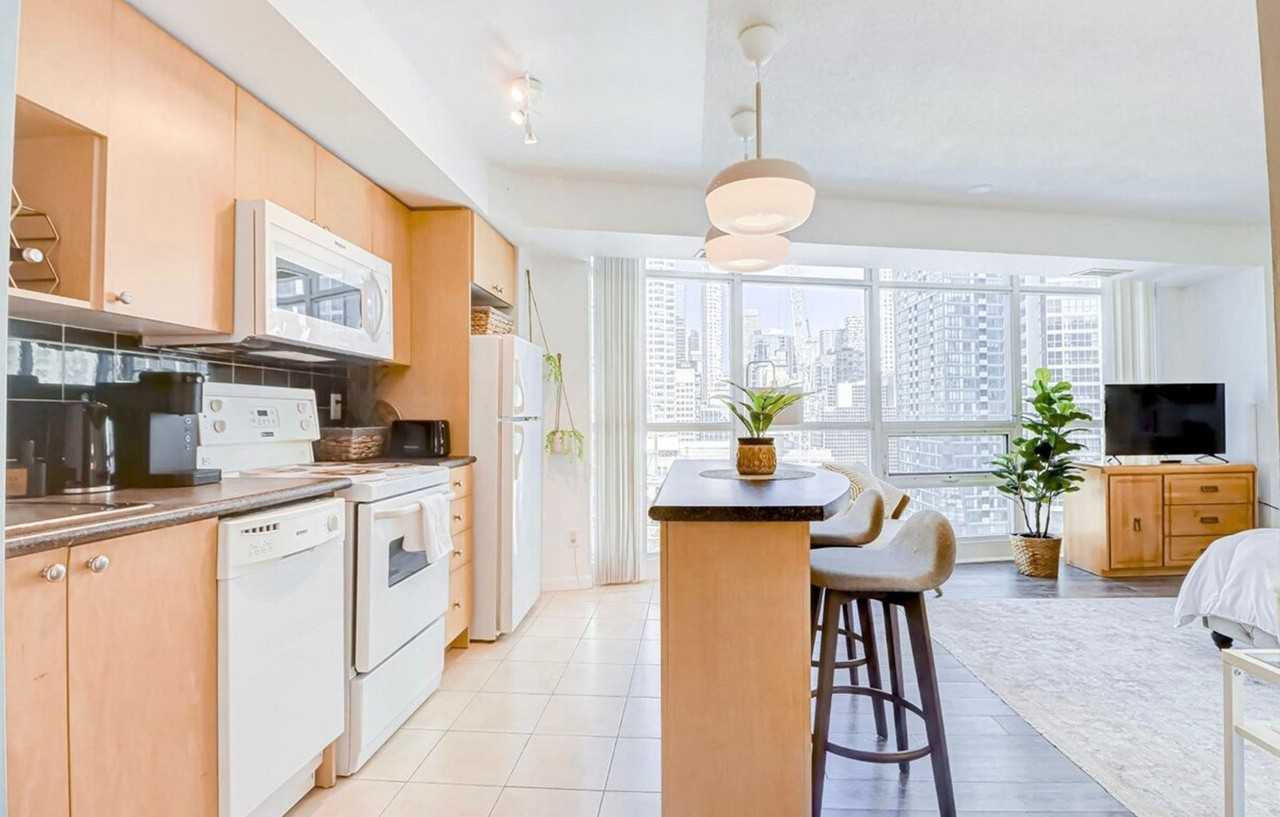 81 Bay St #1497885P - Photo 4 of 14