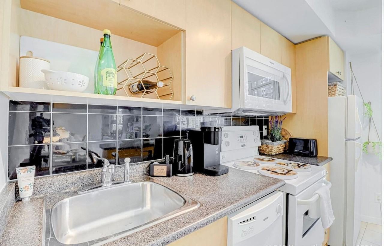 81 Bay St #1497885P - Photo 5 of 14
