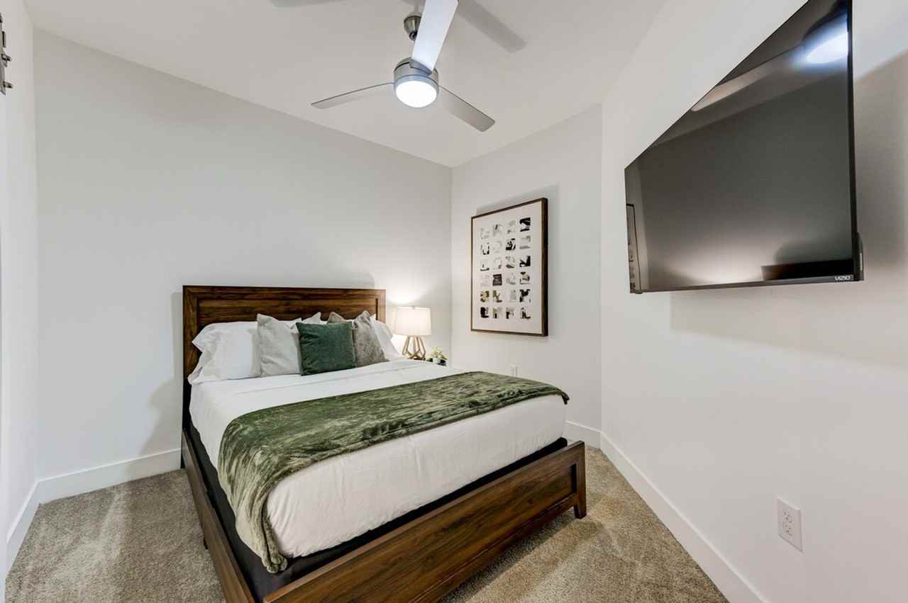 975 Memorial Dr Se #1511234P - Photo 4 of 28