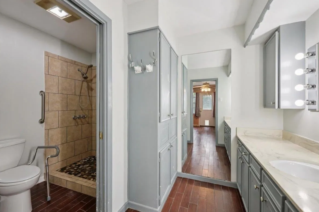 5710 Glasgow Ln - Photo 7 of 37