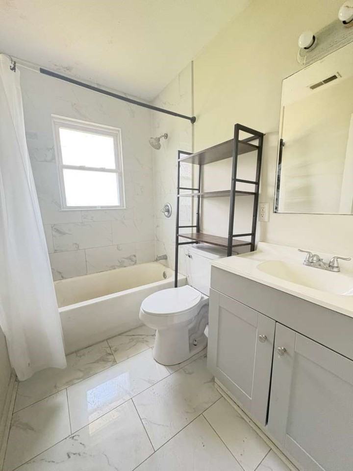 7507 Edenroc Ln - Photo 3 of 9