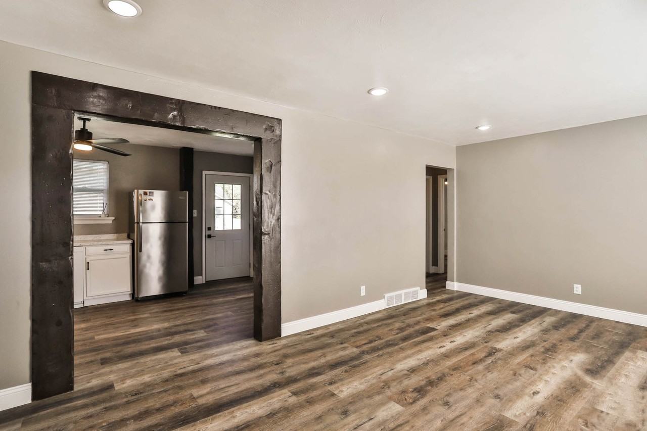 711 N Elm Ave - Photo 3 of 7