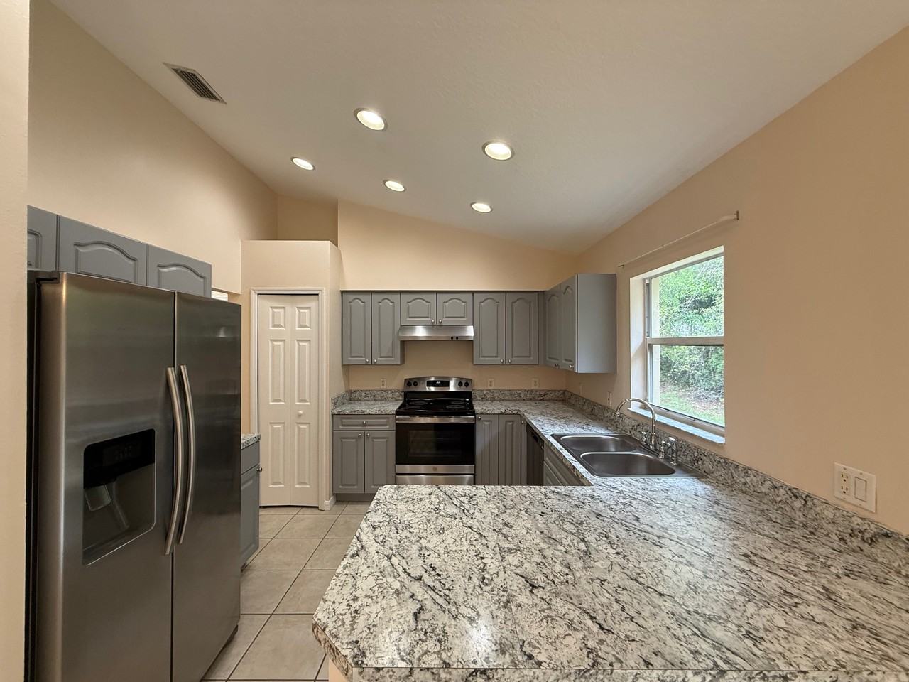 972 N Fairbairn Dr - Photo 3 of 16