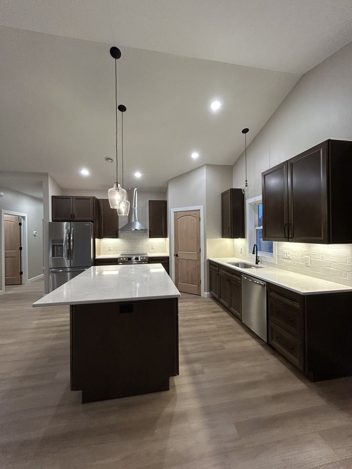 1112 Reserve St N - Photo 7 of 31