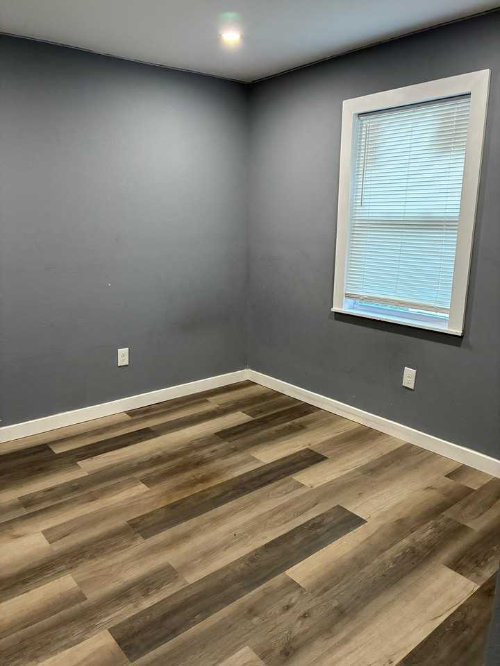 1641 Woodburn St #1 - Photo 7 of 12