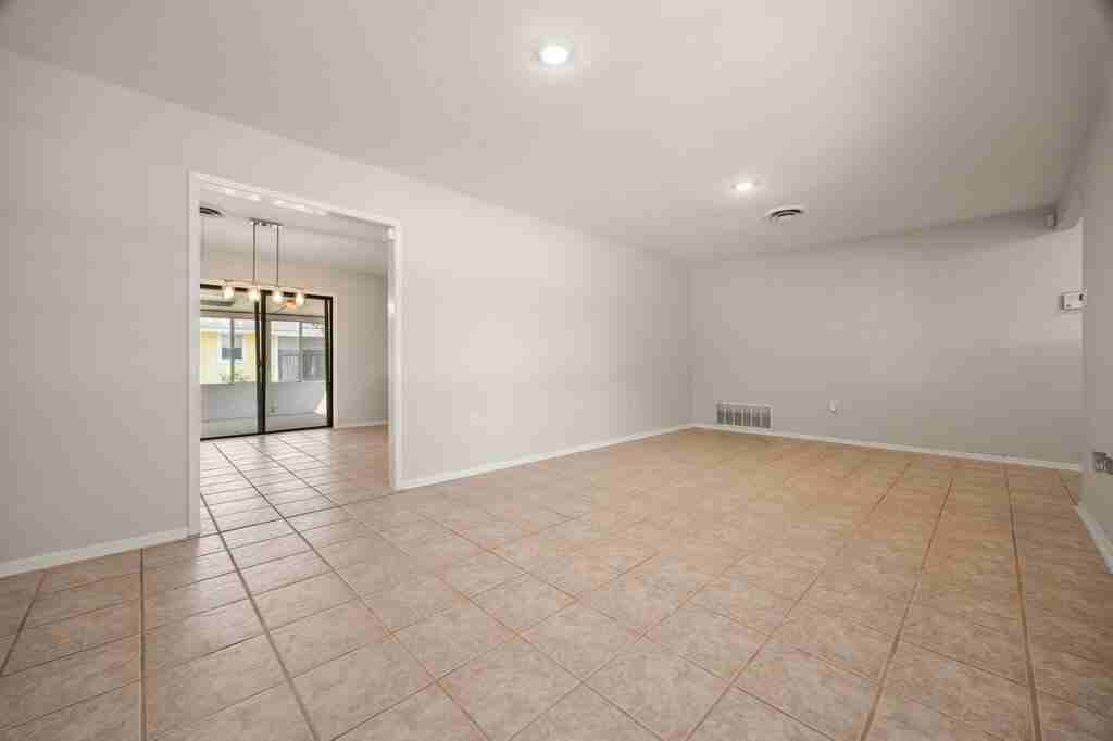 221 Windcrest Dr - Photo 5 of 26