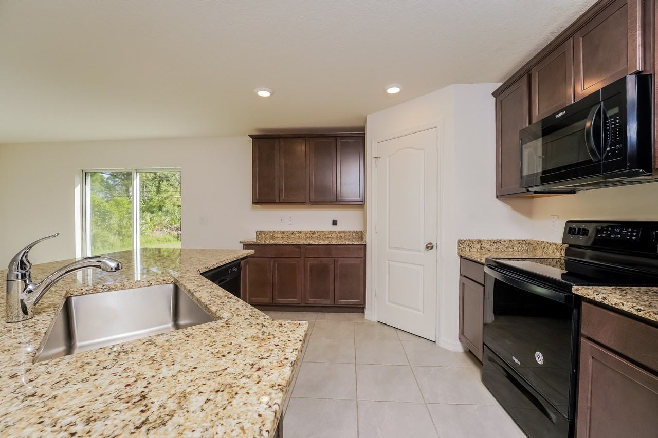 1167 1167 Walden Blvd SE - Photo 6 of 16